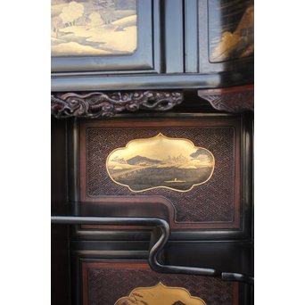 芝山細工蒔絵大飾棚 / 紅木蒔絵博古櫃　Q075 