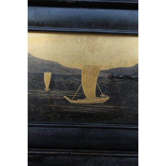 芝山細工蒔絵大飾棚 / 紅木蒔絵博古櫃　Q075 