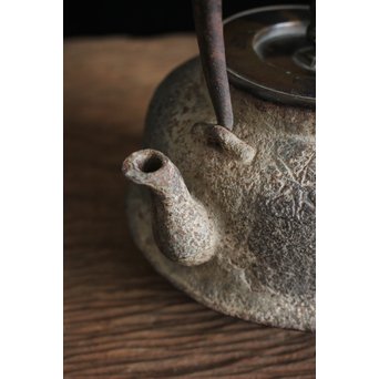 木越三右衛門 極箱 白肌銀象嵌鉄瓶　M148 