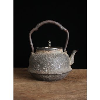 木越三右衛門 極箱 白肌銀象嵌鉄瓶　M148 