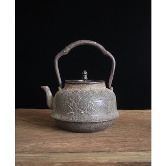 木越三右衛門 極箱 白肌銀象嵌鉄瓶　M148