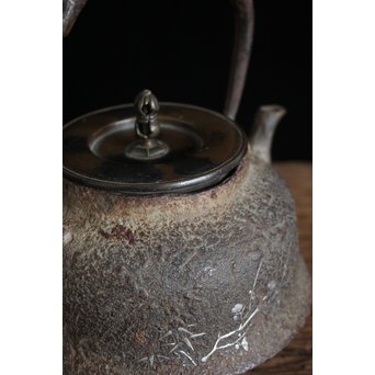 木越三右衛門 極箱 白肌銀象嵌鉄瓶　M148 