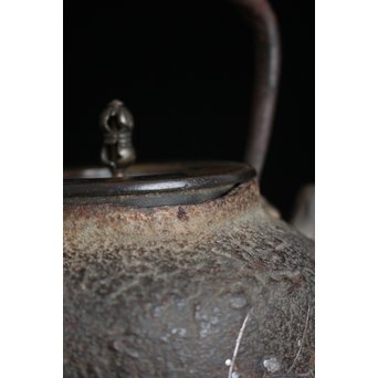 木越三右衛門 極箱 白肌銀象嵌鉄瓶　M148 蓋の高さがあるので　隙間は空いていません