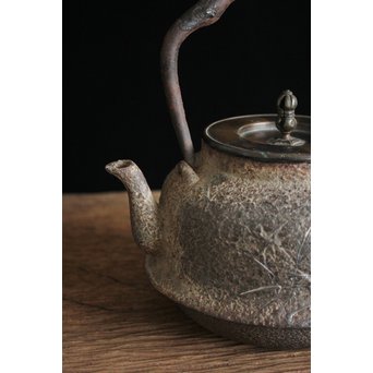 木越三右衛門 極箱 白肌銀象嵌鉄瓶　M148 