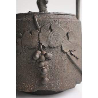 天祐堂 児玉造 葡萄南部鉄瓶 　M153 