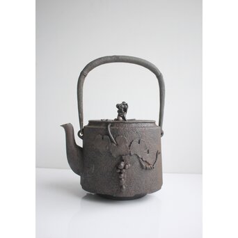 天祐堂 児玉造 葡萄南部鉄瓶 　M153