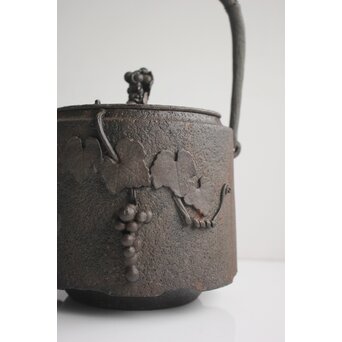 天祐堂 児玉造 葡萄南部鉄瓶 　M153 