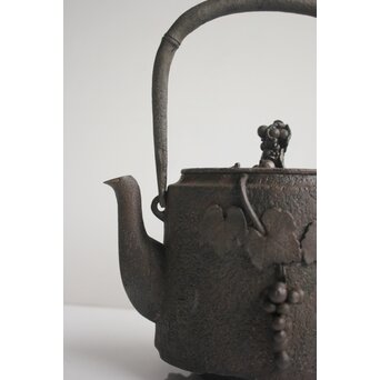天祐堂 児玉造 葡萄南部鉄瓶 　M153 