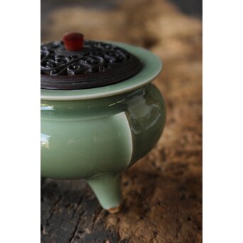 五代 清水六兵衛 青磁袴腰香爐　P158 