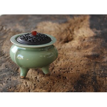五代 清水六兵衛 青磁袴腰香爐　P158