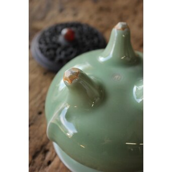 五代 清水六兵衛 青磁袴腰香爐　P158 