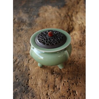 五代 清水六兵衛 青磁袴腰香爐　P158 