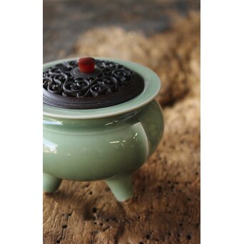 五代 清水六兵衛 青磁袴腰香爐　P158 