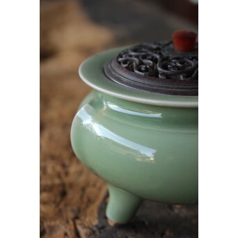 五代 清水六兵衛 青磁袴腰香爐　P158 