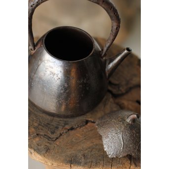 南部鉄瓶 有坂造 茄子型砲口鉄瓶　M160 