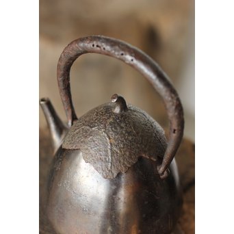 南部鉄瓶 有坂造 茄子型砲口鉄瓶　M160 