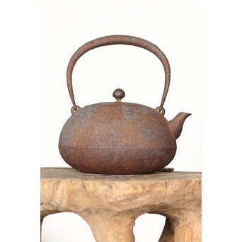 南部名工有坂銘 平丸型鉄瓶　M161 