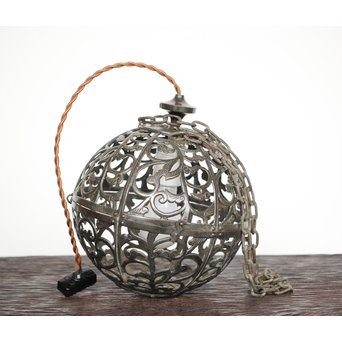 球体唐草文銅照明/灯籠　A1987