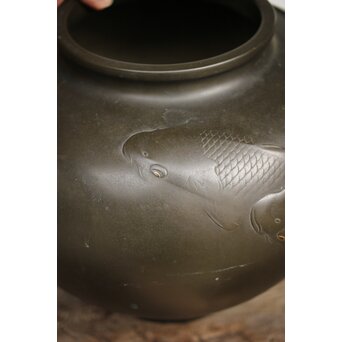 市岡紫雲 金象嵌鯉 花瓶　M188 