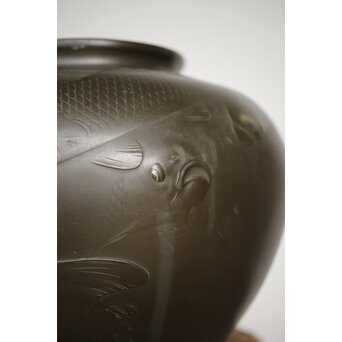 市岡紫雲 金象嵌鯉 花瓶　M188 