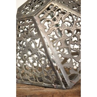 多角銅製唐草紋灯籠　M190 特に中央部はばらけている部分が多いです