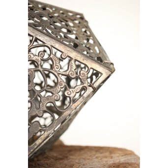 多角銅製唐草紋灯籠　M190 銅線を巻き付けて　固定してある様子　吊りには向きません