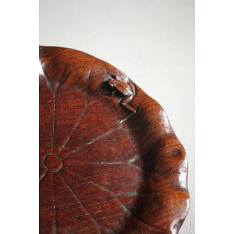 蓮葉に蛙 在銘木彫盆　X217 