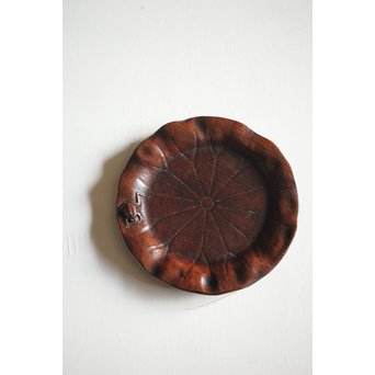 蓮葉に蛙 在銘木彫盆　X217