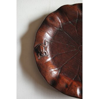 蓮葉に蛙 在銘木彫盆　X217 