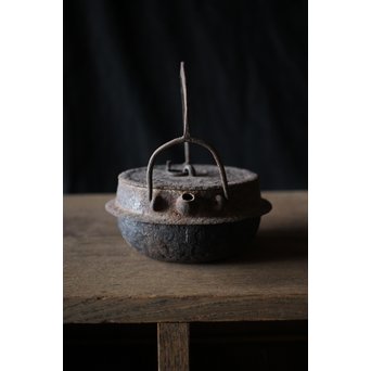 十四代 釜師 名越昌廣 時代 環摘古銭文蓋 提梁 羽付形 鉄瓶　M201