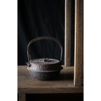 十四代 釜師 名越昌廣 時代 環摘古銭文蓋 提梁 羽付形 鉄瓶　M201 