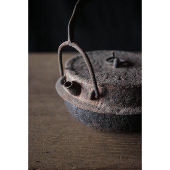 十四代 釜師 名越昌廣 時代 環摘古銭文蓋 提梁 羽付形 鉄瓶　M201 