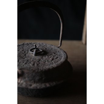 十四代 釜師 名越昌廣 時代 環摘古銭文蓋 提梁 羽付形 鉄瓶　M201 