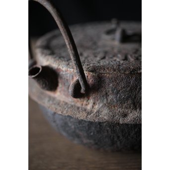 十四代 釜師 名越昌廣 時代 環摘古銭文蓋 提梁 羽付形 鉄瓶　M201 