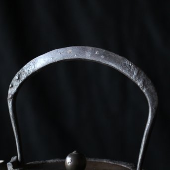 釜師系 千鳥銀象嵌蓋 平丸形鉄瓶　M202 