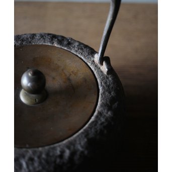 釜師系 千鳥銀象嵌蓋 平丸形鉄瓶　M202 