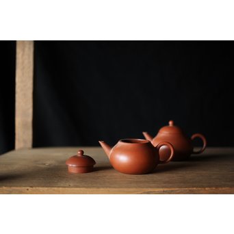 孟臣製 朱泥急須一雙 宜興紫砂壷 単孔 福記 80ml 梨式水平壺　P185 