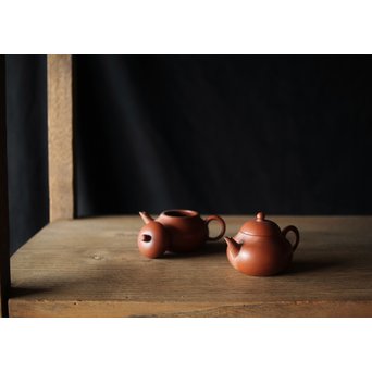 孟臣製 朱泥急須一雙 宜興紫砂壷 単孔 福記 80ml 梨式水平壺　P185 