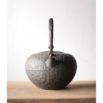 南部名工 有坂 日の丸型砲口鉄瓶　M205 