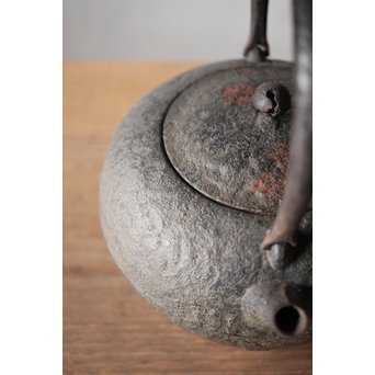 南部名工 有坂 日の丸型砲口鉄瓶　M205 