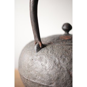 南部名工 有坂 日の丸型砲口鉄瓶　M205 