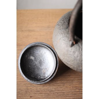 南部名工 有坂 日の丸型砲口鉄瓶　M205 