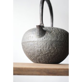 南部名工 有坂 日の丸型砲口鉄瓶　M205 