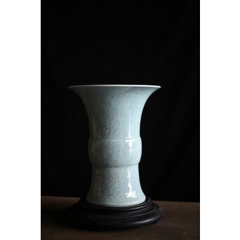 帝室技芸員 三代 清風与平 秘色釉山水浮文尊式花瓶　P186 