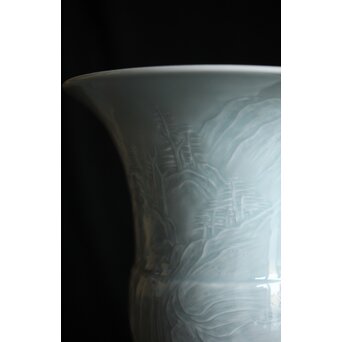 帝室技芸員 三代 清風与平 秘色釉山水浮文尊式花瓶　P186 