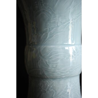 帝室技芸員 三代 清風与平 秘色釉山水浮文尊式花瓶　P186 