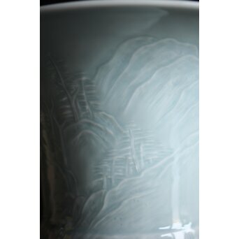 帝室技芸員 三代 清風与平 秘色釉山水浮文尊式花瓶　P186 