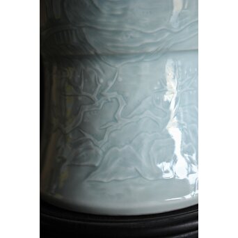 帝室技芸員 三代 清風与平 秘色釉山水浮文尊式花瓶　P186 