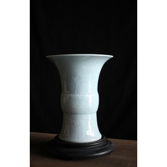 帝室技芸員 三代 清風与平 秘色釉山水浮文尊式花瓶　P186 