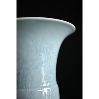 帝室技芸員 三代 清風与平 秘色釉山水浮文尊式花瓶　P186 